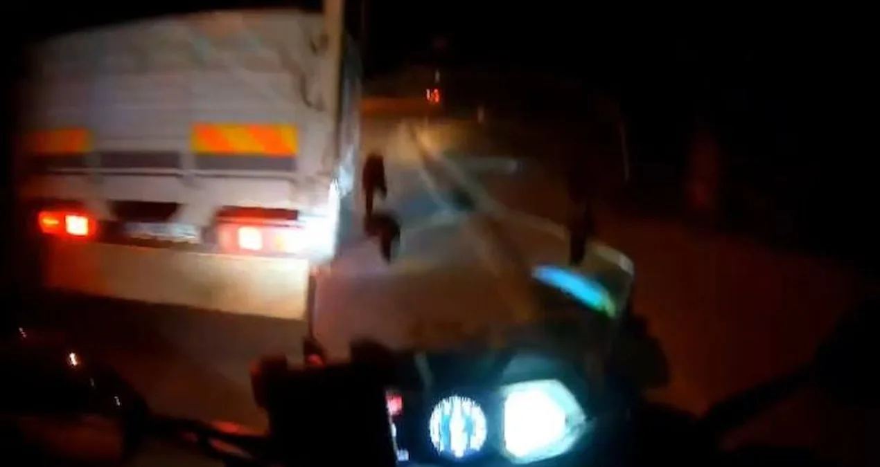 Kamyonet Sürücüsü Motosikletliye Darbede Bulundu!