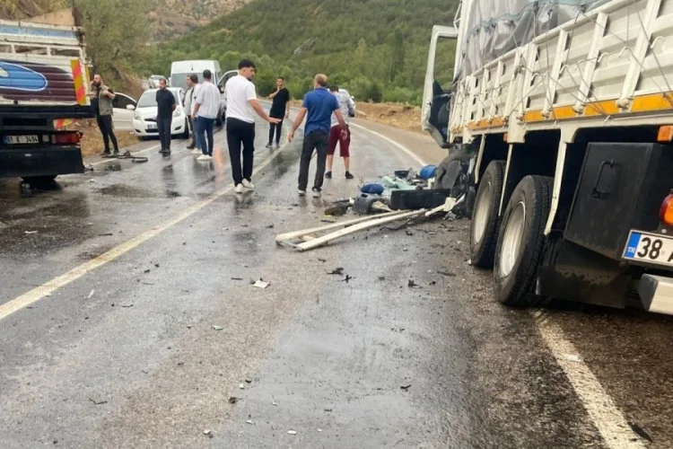 Kamyonlar Çarpıştı: 1 Kişi Ağır Yaralı!