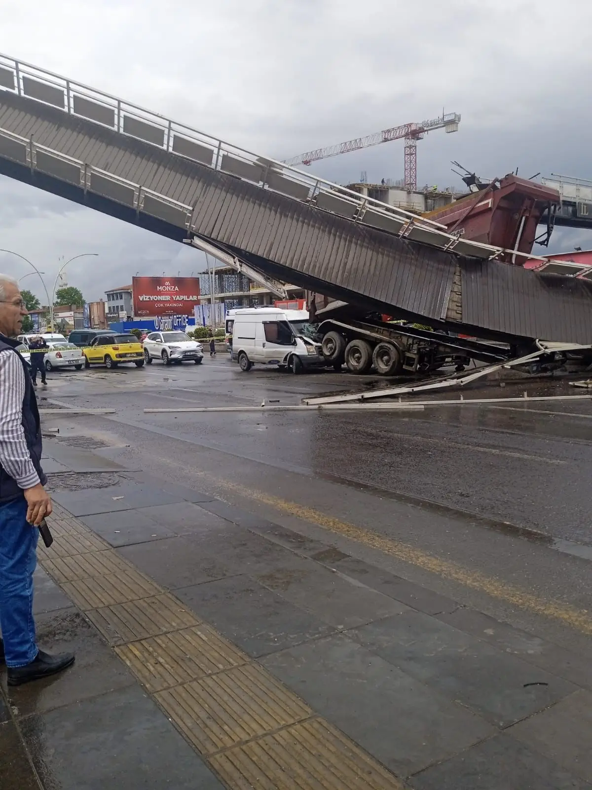 Seyir halindeki kamyon üst geçidi yıktı: 3 yaralı! 3