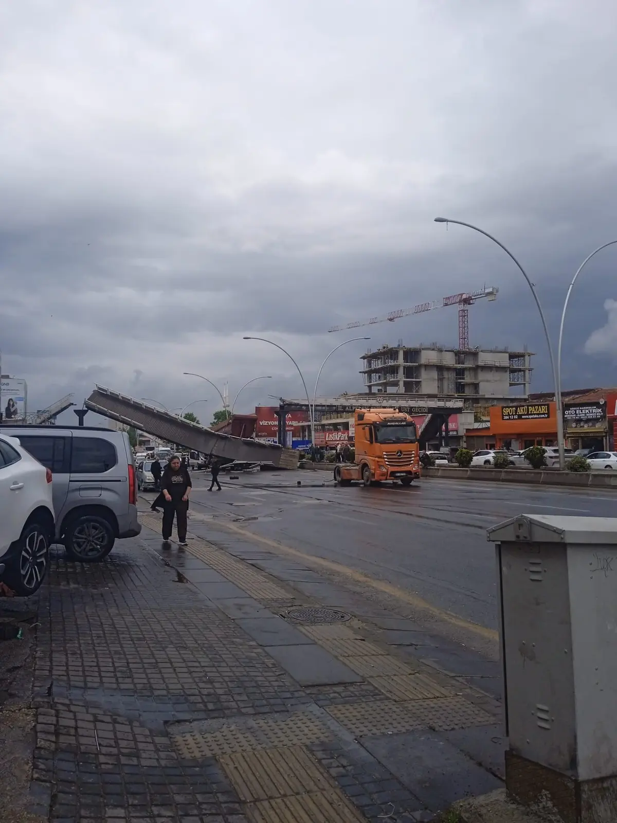 Seyir halindeki kamyon üst geçidi yıktı: 3 yaralı! 2