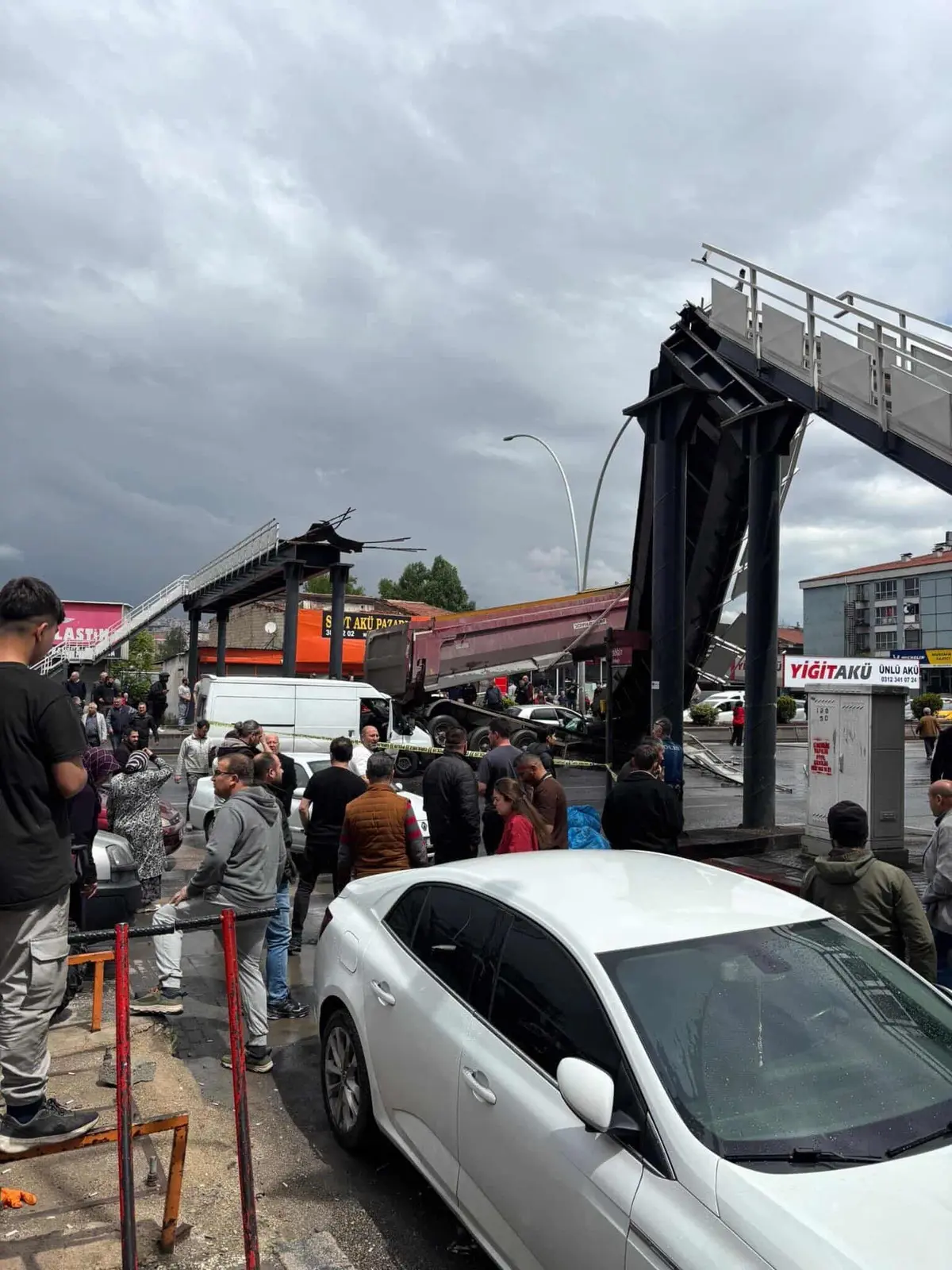 Seyir halindeki kamyon üst geçidi yıktı: 3 yaralı! 4