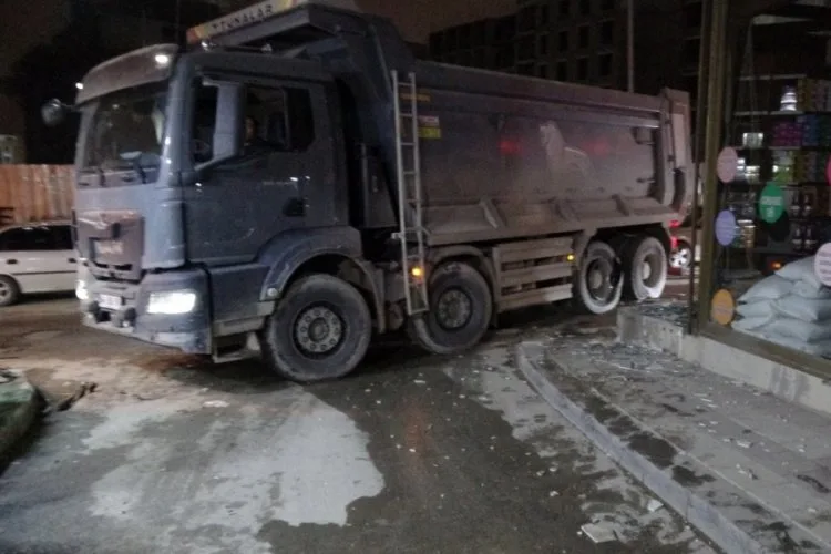 Kamyonun Patlayan Lastiği Camları Kırdı!