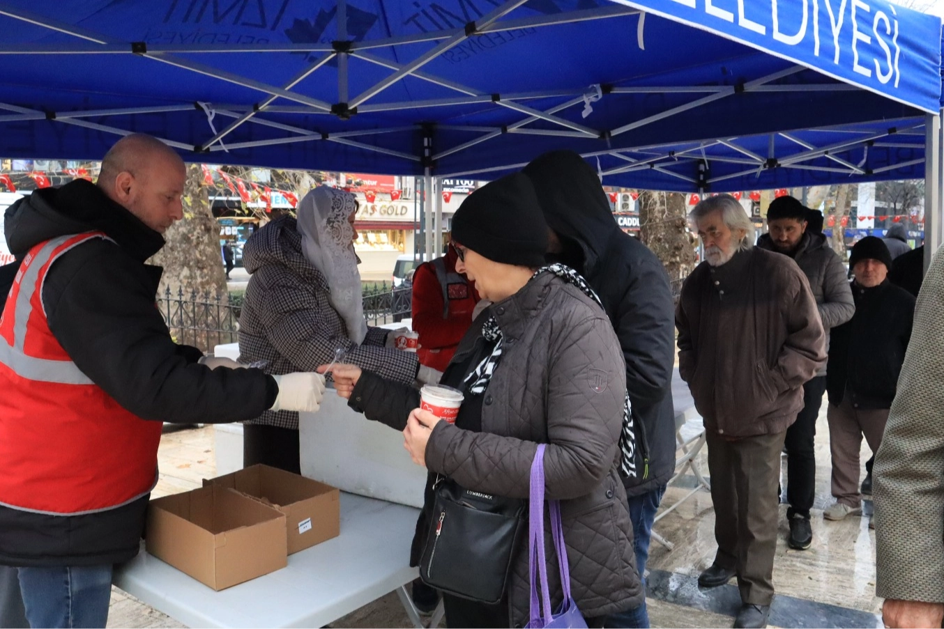 Kandil Coşkusunda İzmit’te Helva İkramı