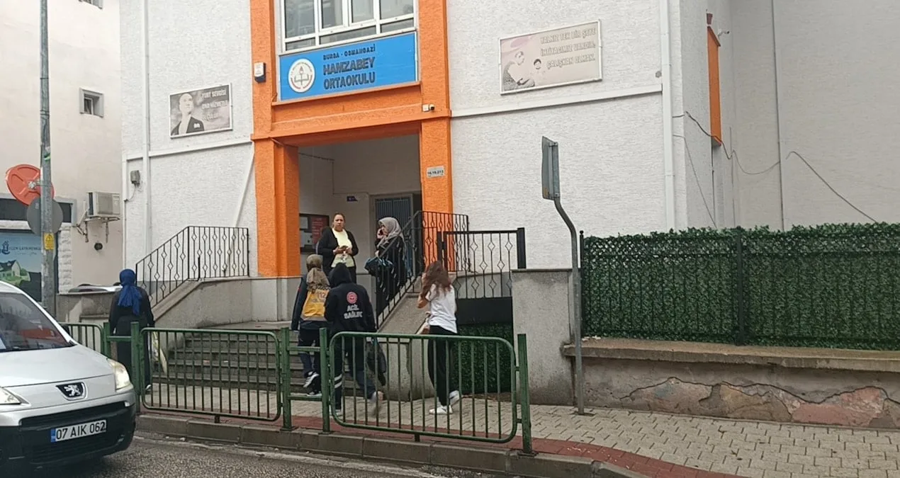 Kantin Şekerleri Zehirledi: 9 Öğrenci Hastanede!