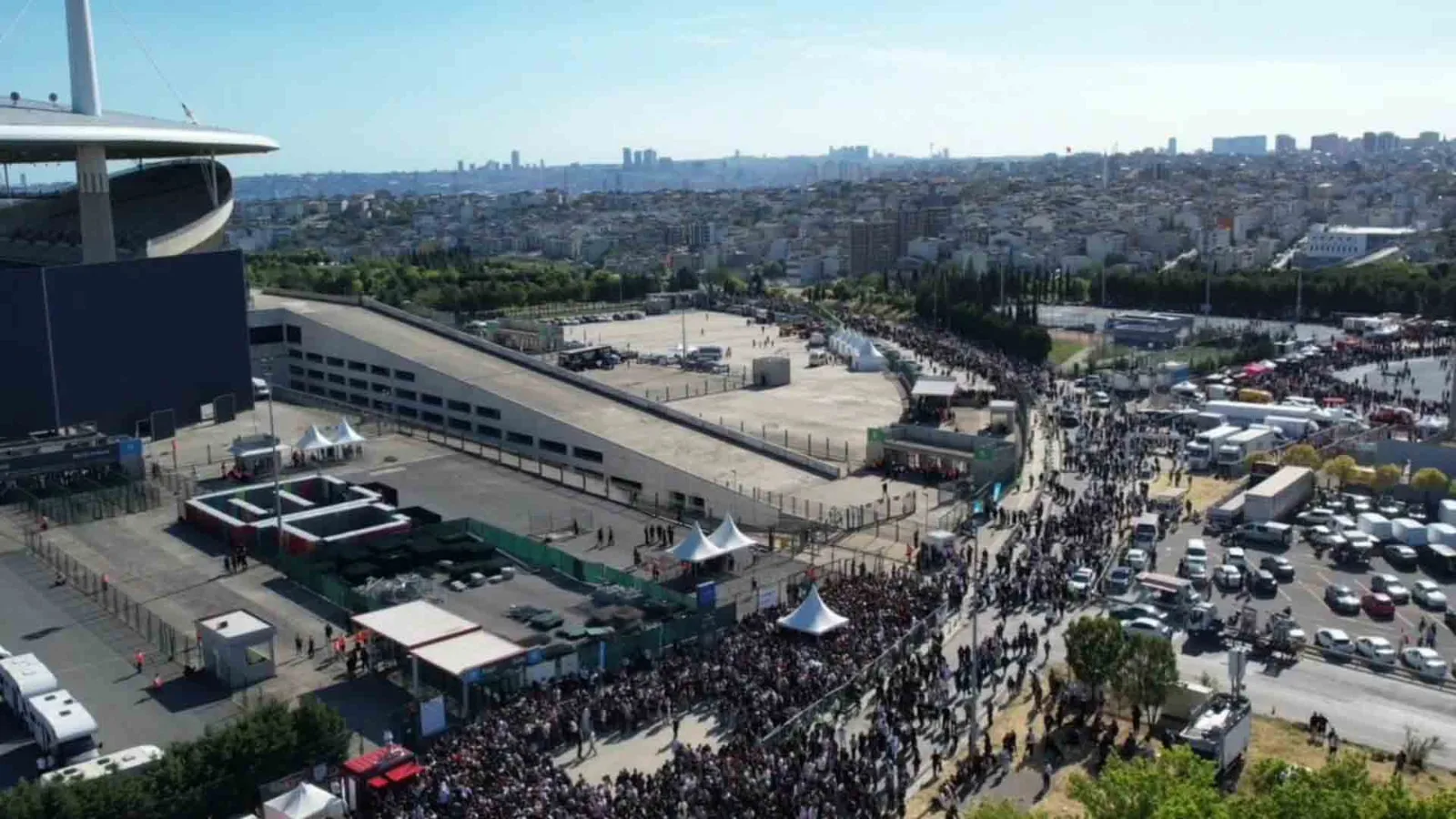 Kanye West Konseri İçin Kuyrukta Heyecan Zirveye Ulaştı!