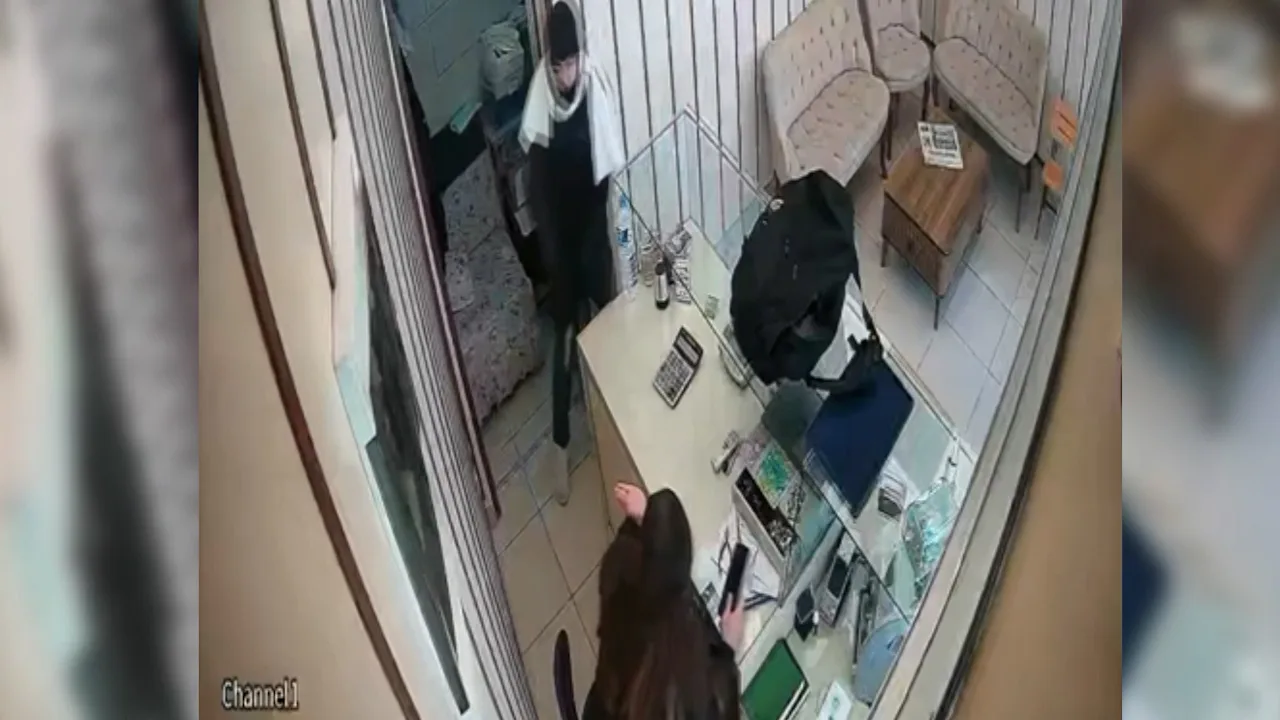 Kar Maskeli Soyguncu Panik Butonuyla Kaçtı!
