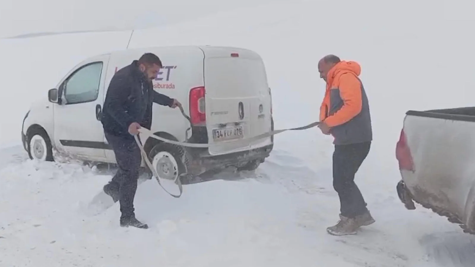 Kar Yağışı Etkisini Sürdürüyor: Yollar Kapandı!
