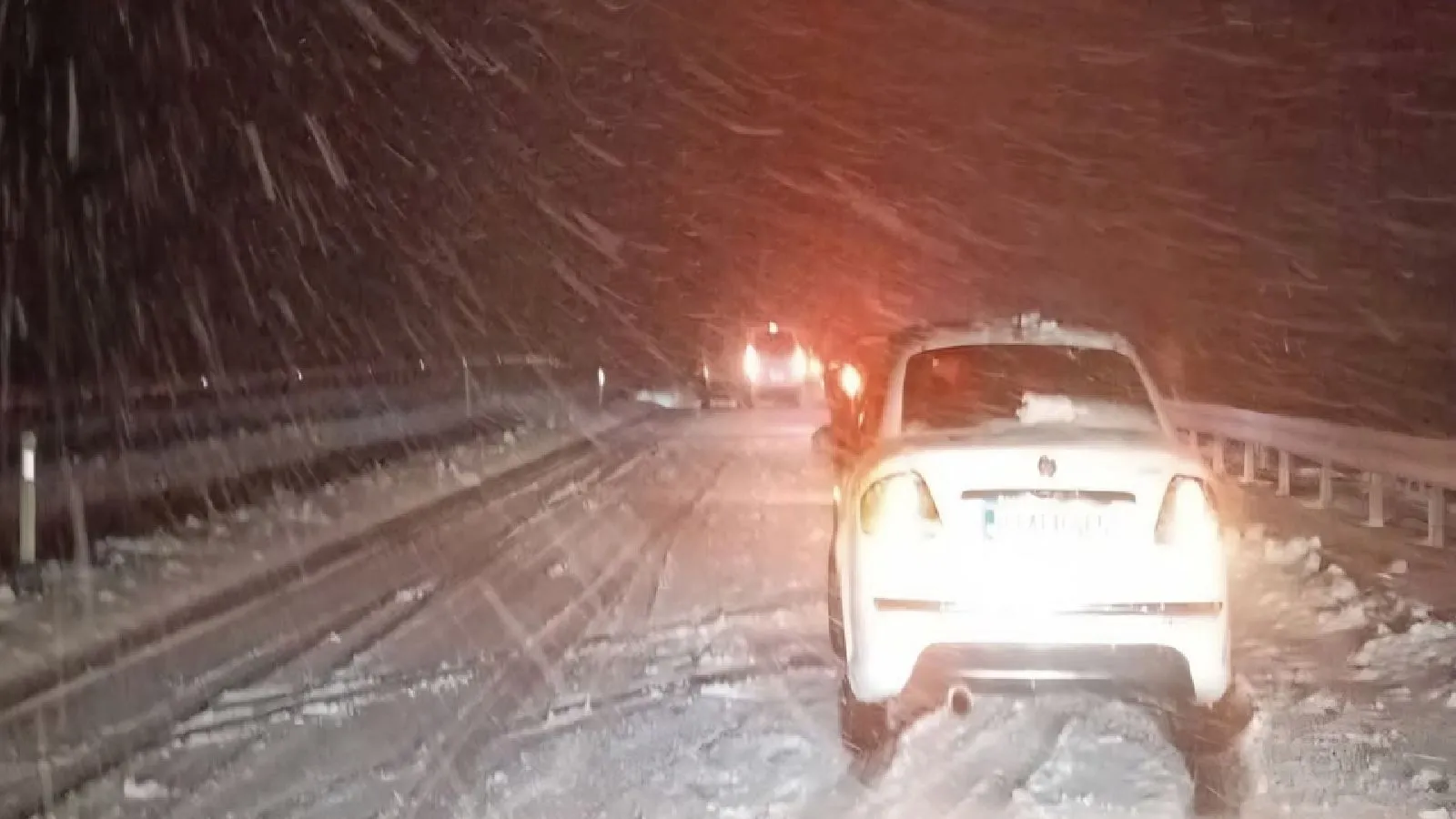 Kar Yağışı Nedeniyle Yollar Tır’lara Kapandı!