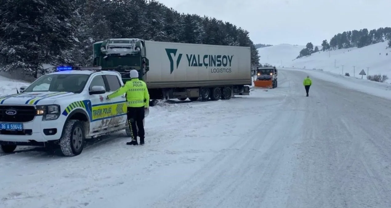 Kar Yağışı Ulaşımı Aksatıyor, Ağır Taşıtlara Kısıtlama