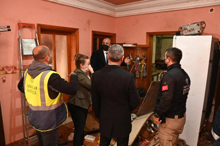 Karabağlar’da Çöp Ev Temizliği: 12 Kamyon Atık!