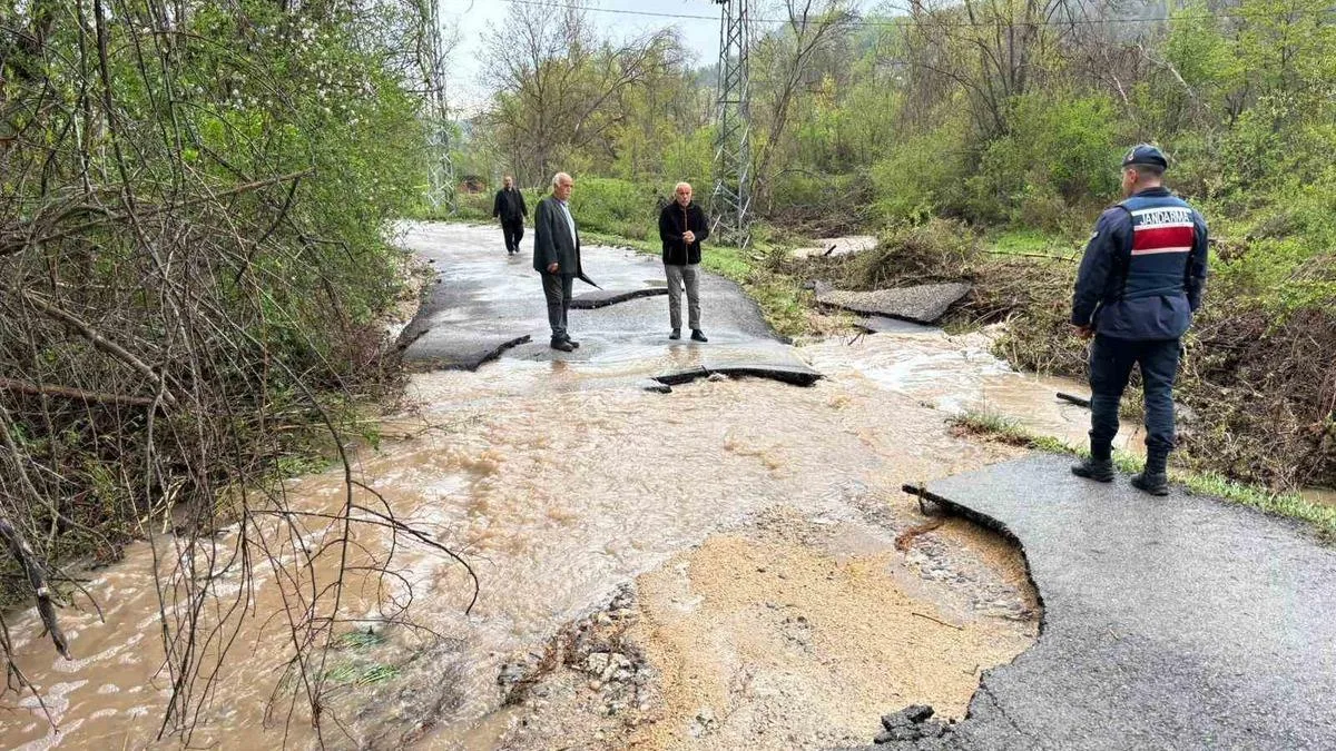 Karabük’te Yol Çökmesi, Ekipler Hızla Müdahale Etti