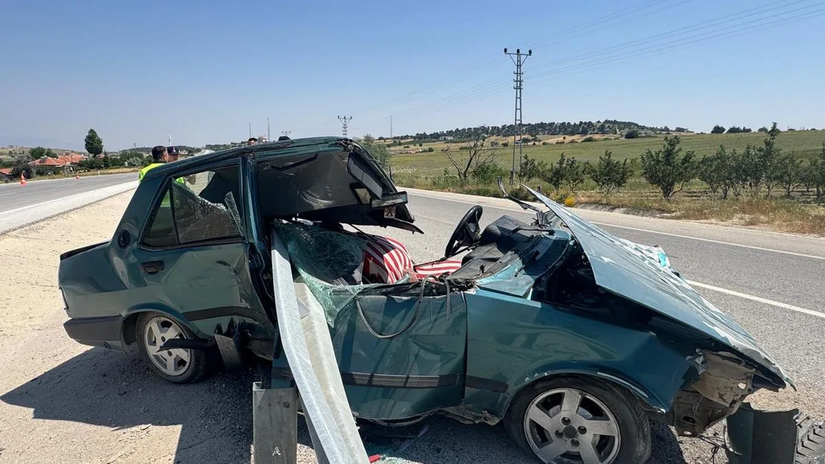 Karaman’da Otomobil Bariyerlere Çarptı!
