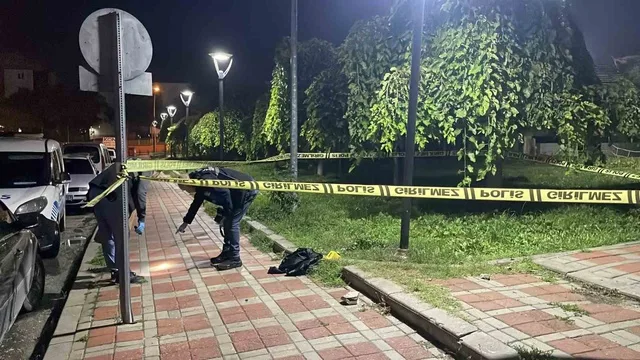Parkta kan aktı! 15 yaşındaki çocuk 2 kişiyi ağır yaraladı