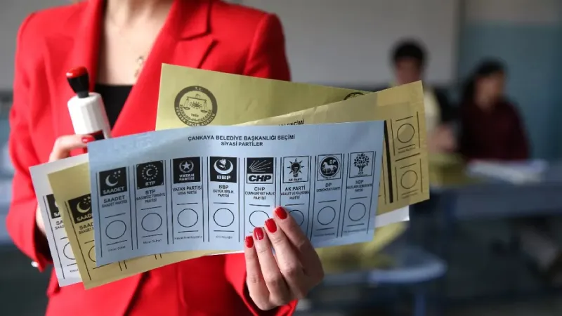 Kararsızlar Yüzde 33’ü Geçti: Partiler Harekete Geçti!