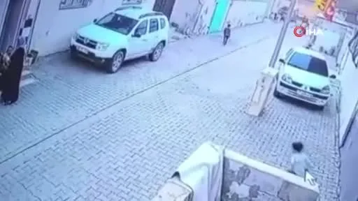 Kargo aracının çarptığı 2 yaşındaki çocuk hayatını kaybetti! Kaza anı kamerada...