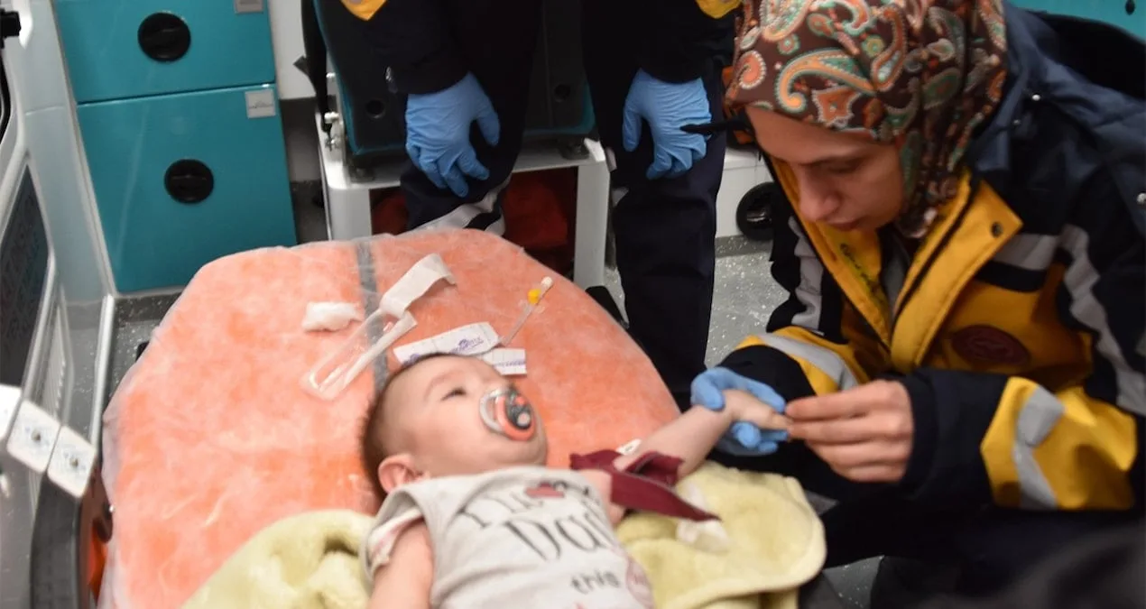 Karla Kaplı Yolda Acil Sağlık Yardımı