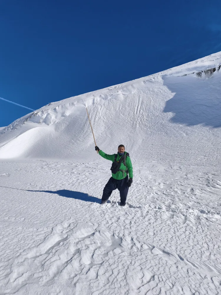 Karlı Havada Doğa Severlerden Zirve Tırmanışı