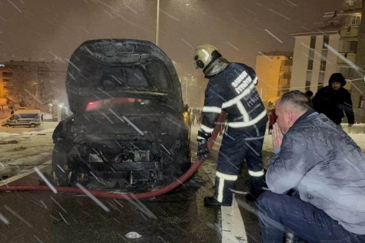 Karlı Rampada Yangın: Sürücü Altınını Aradı!