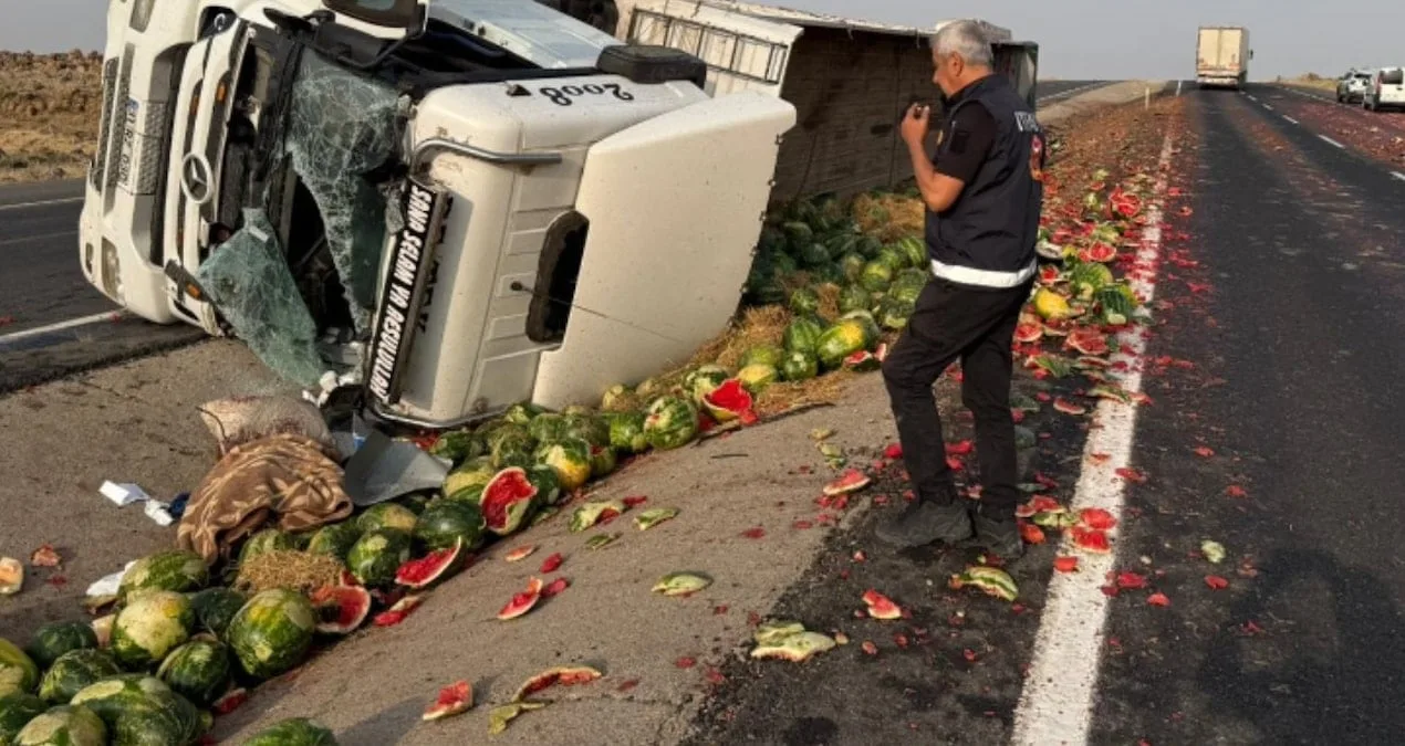 Karpuz Yüklü TIR Devrildi, Trafik Aksadı!