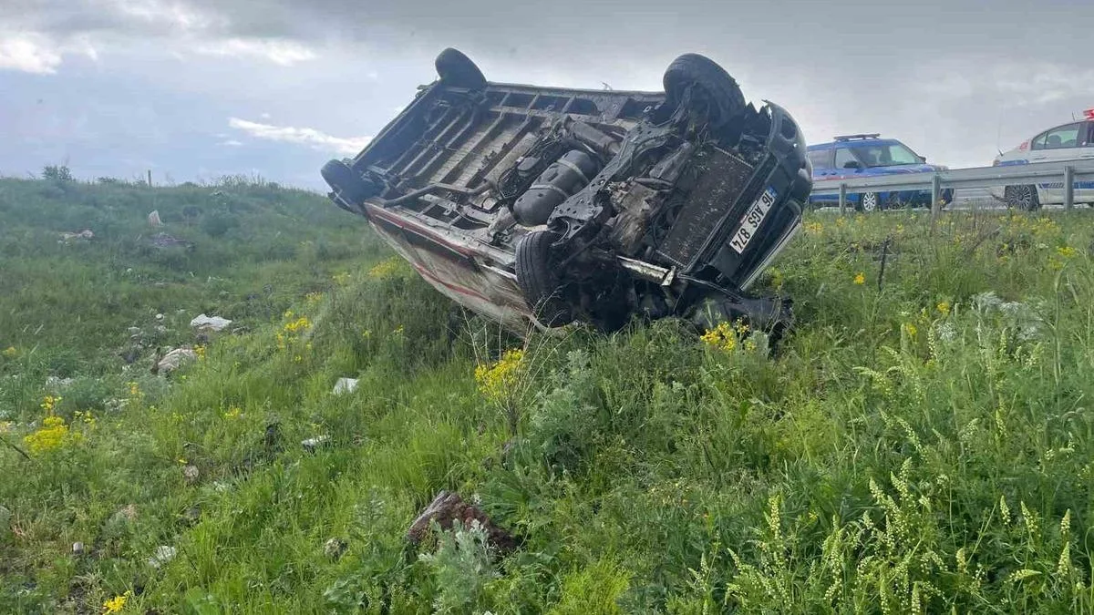 Kars-Ardahan Yolunda Ticari Araç Devrildi!