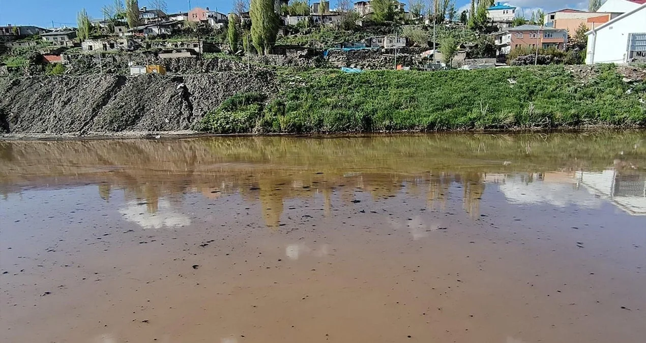 Kars Çayı’nda Akaryakıt Sızıntısı Alarmı!