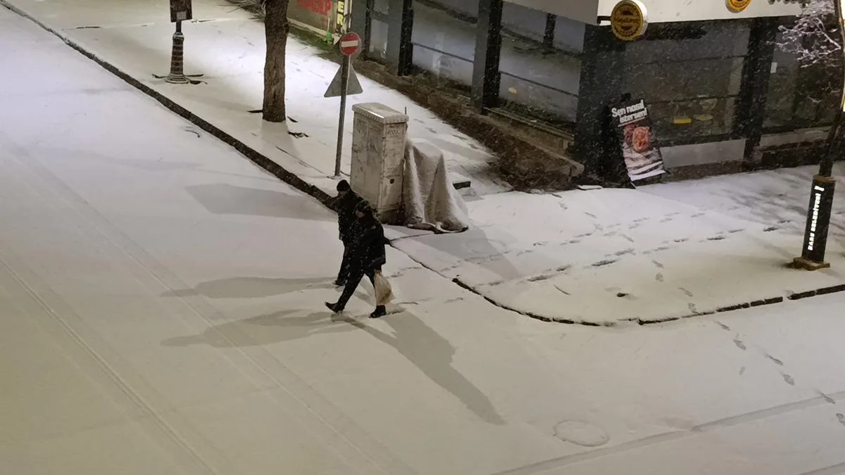 Kars’ta Bahar Yerine Kış Geldi! 5 Dakikada Beyazlandı