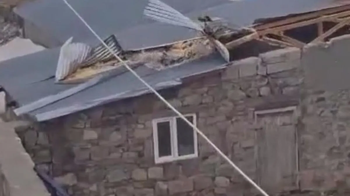Kars’ta Kuvvetli Rüzgar Çatılar Uçurdu!