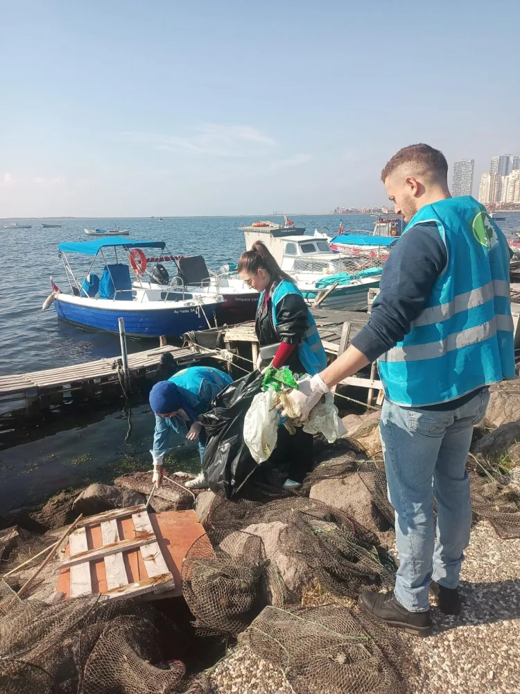 Karşıyaka’da 300 kg Atıkla Kıyı Temizliği Yapıldı