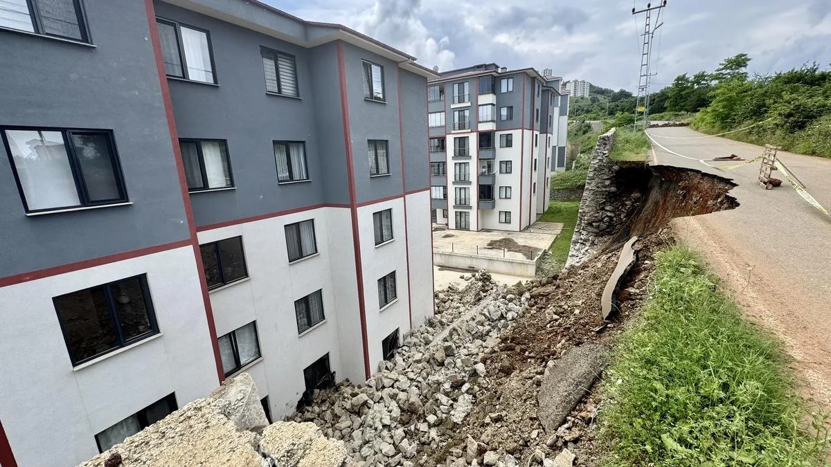 Karşıyaka’da İstinat Duvarı Çöktü, İhbar Üzerine…