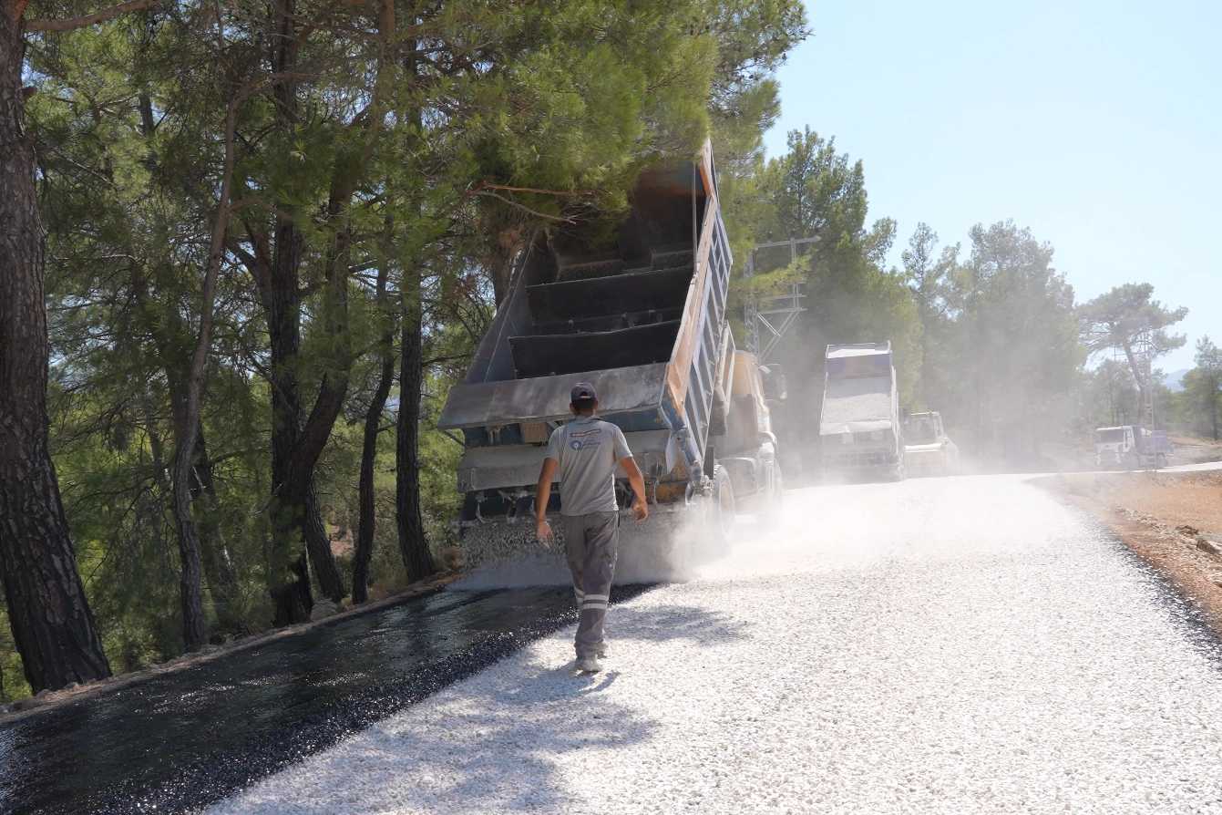 Kaş’ta 40 Yıllık Yol Yenileniyor, Ulaşım Rahatlıyor!