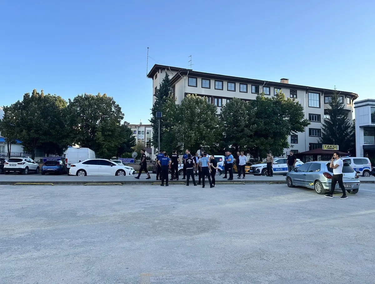 Kastamonu da hareketli saatler! Silah ve kılıçla belediyeyi basıp ateş açtı 6
