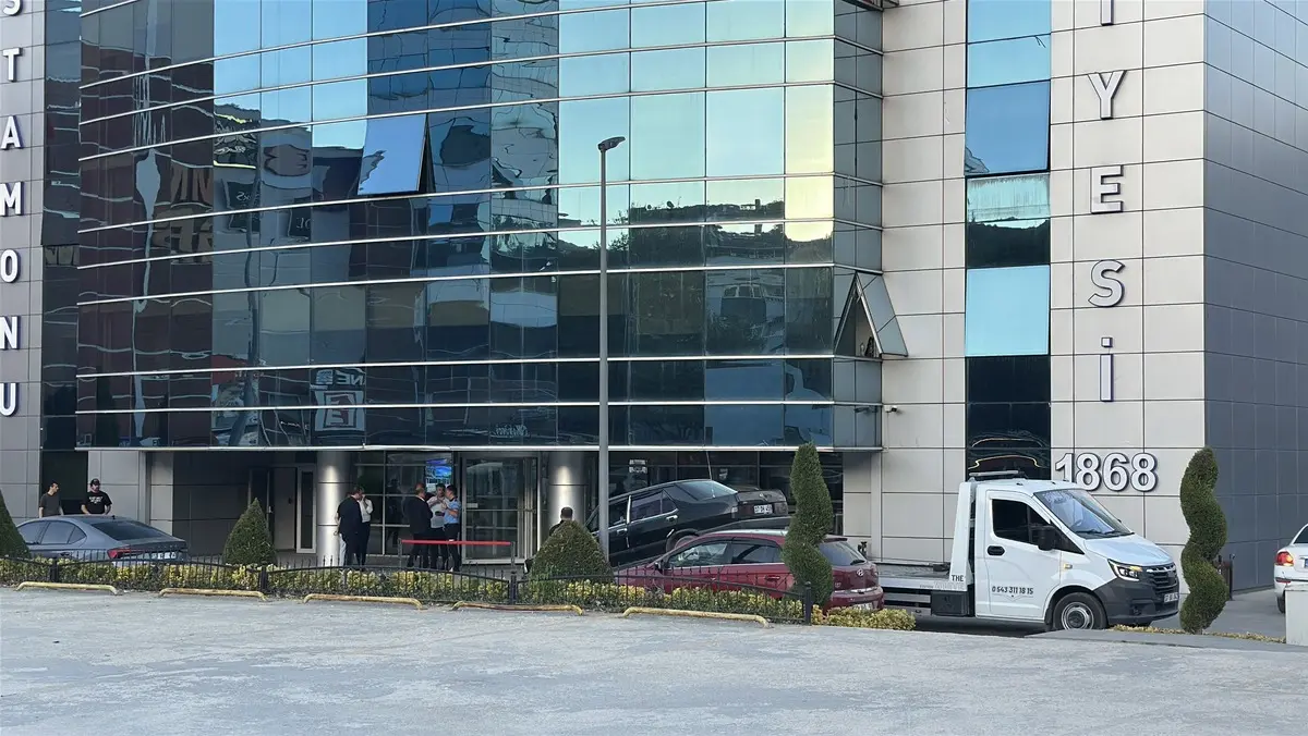 Kastamonu da hareketli saatler! Silah ve kılıçla belediyeyi basıp ateş açtı 4