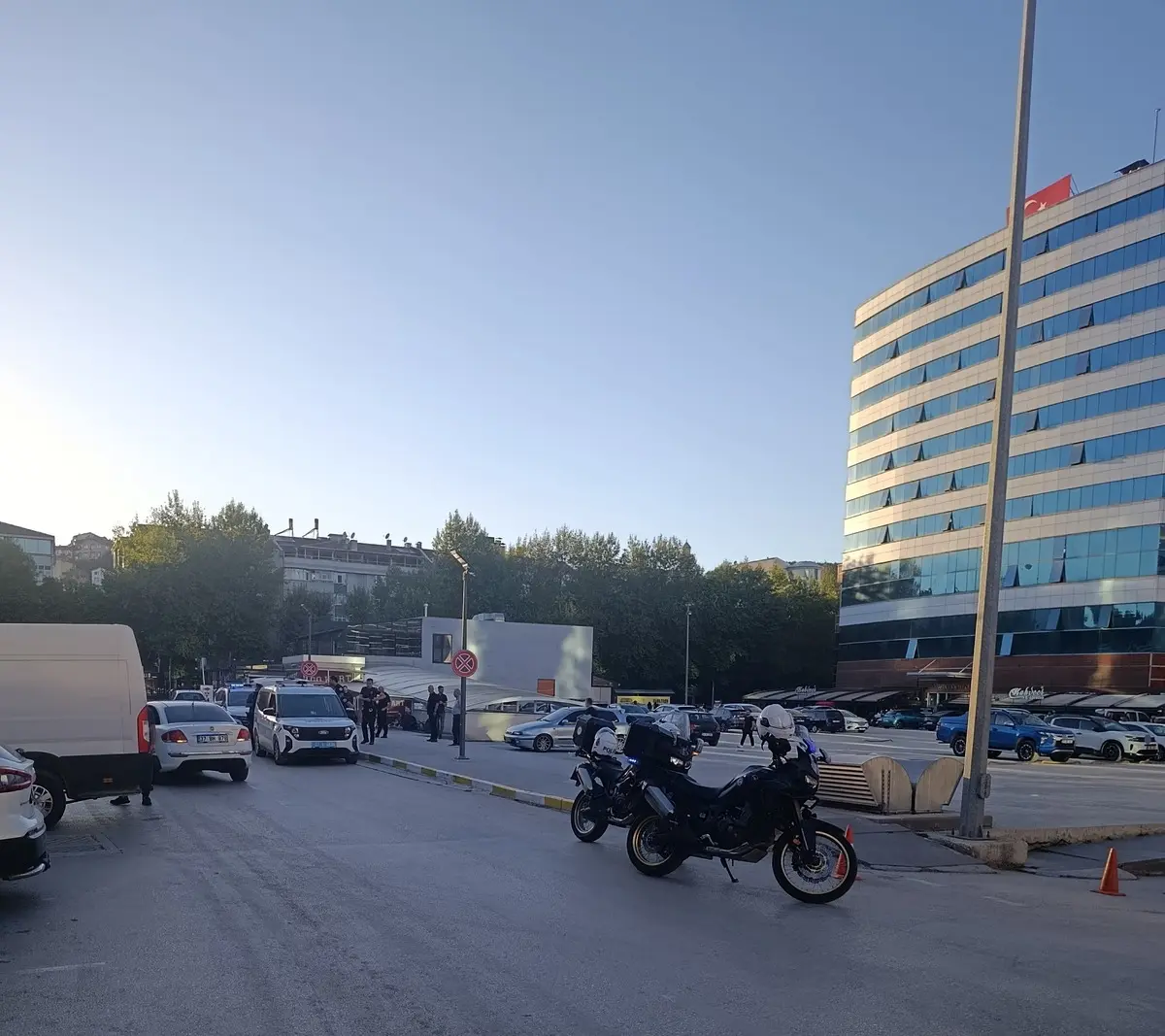 Kastamonu da hareketli saatler! Silah ve kılıçla belediyeyi basıp ateş açtı 3