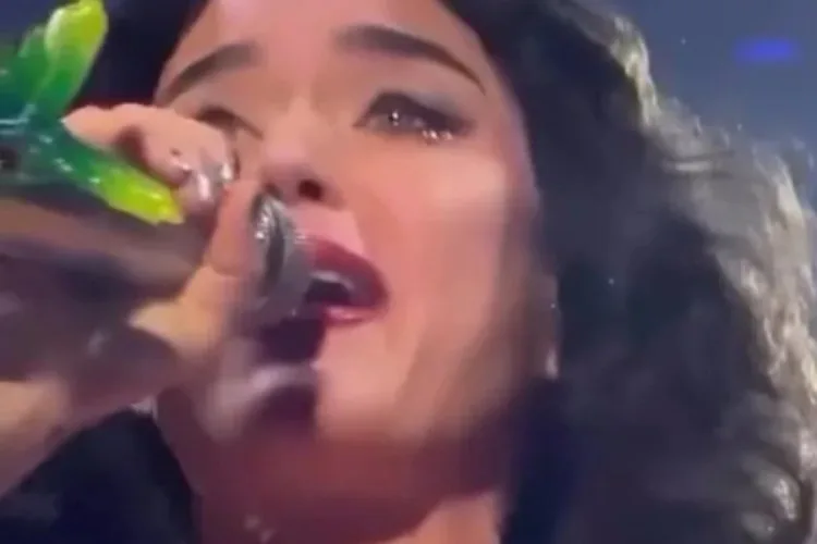 Katy Perry, Ayrılığın Ardından Sahnede Ağladı