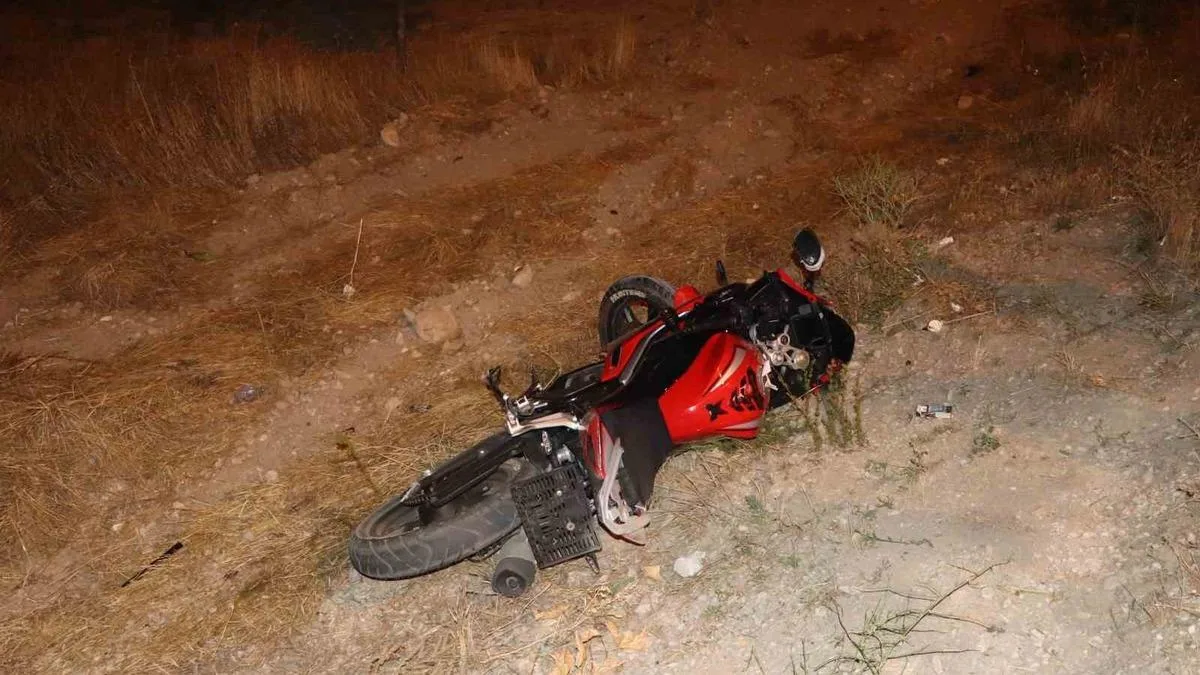 Kavşakta Motosiklet ile Otomobil Çarpıştı: Yaralı Var!