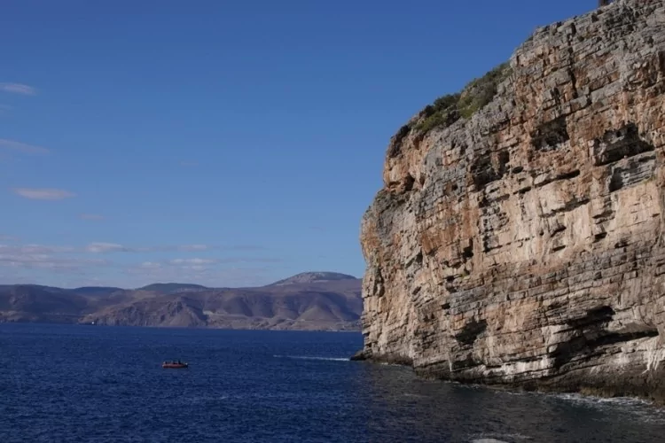 Kayalıklarda Mahsur Kalan Keçi İçin Kurtarma Seferi