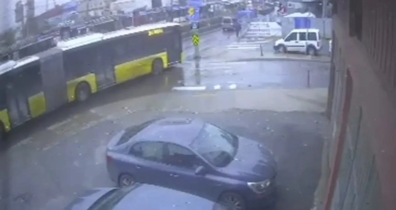 Kaygan Zeminde Peş Peşe Kaza! Yol Kapandı