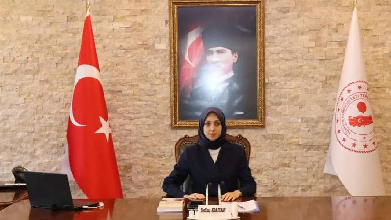 Kaymakam Duman’ın Şemsiye Krizi Gündem Oldu!