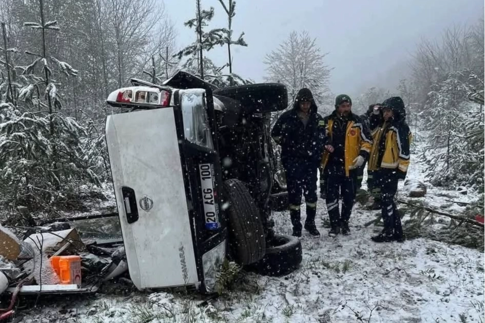 Kaynaşlı’da Pikap Şarampole Devrildi: 3 Yaralı