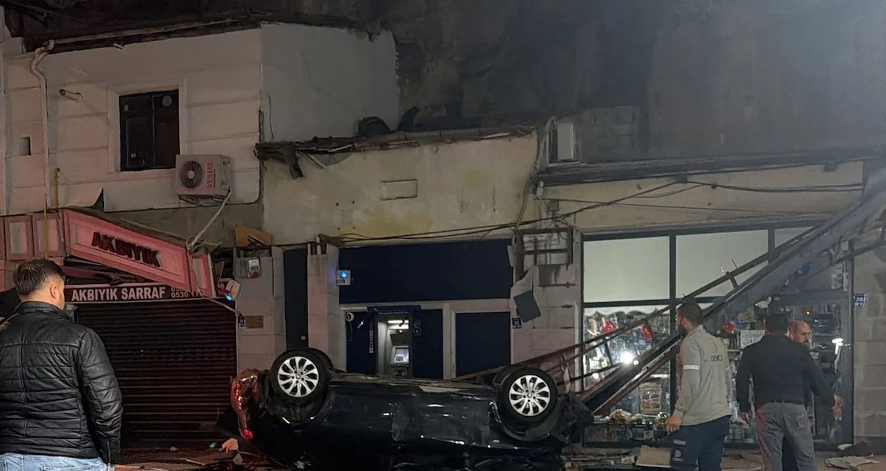Kayseri'de 50 Metreden Dükkanların Üzerine Düşen Otomobil