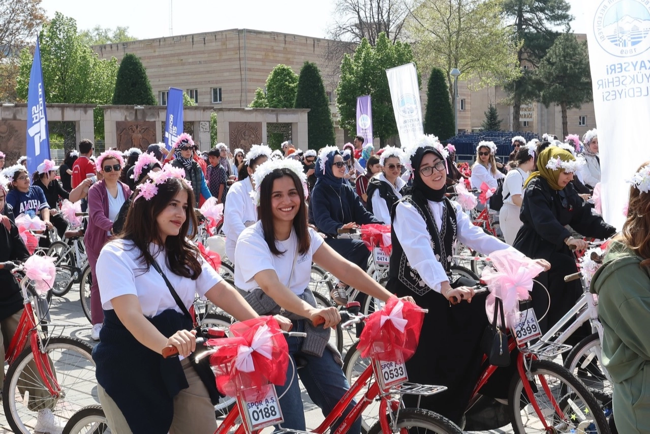 Kayseri’de Anneler Günü’nde Bisiklet Turu Heyecanı
