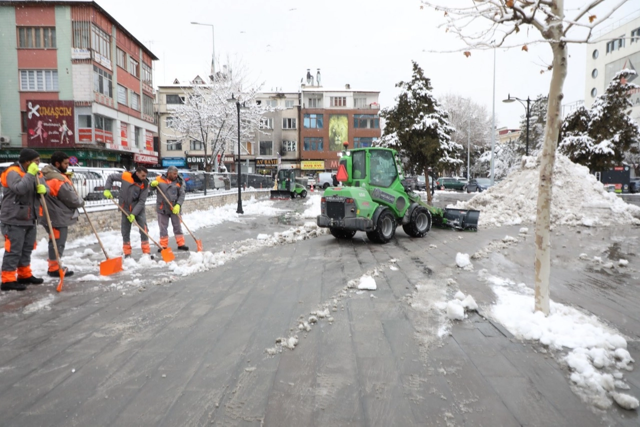 Kayseri’de Karla Mücadele: Ekipler 24 Saat Sahada