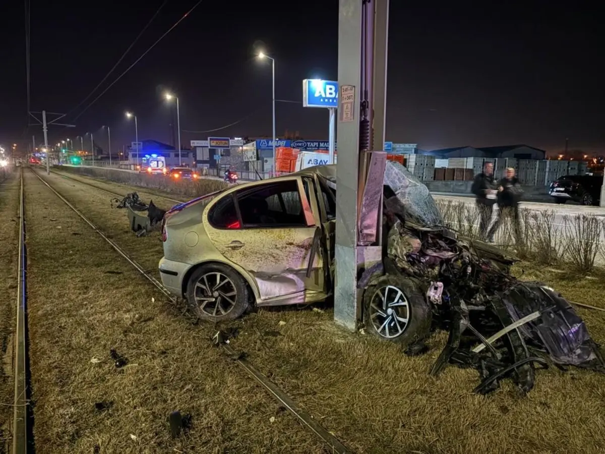 Otomobili gören şaştı kaldı! Kağıt gibi büküldü 1