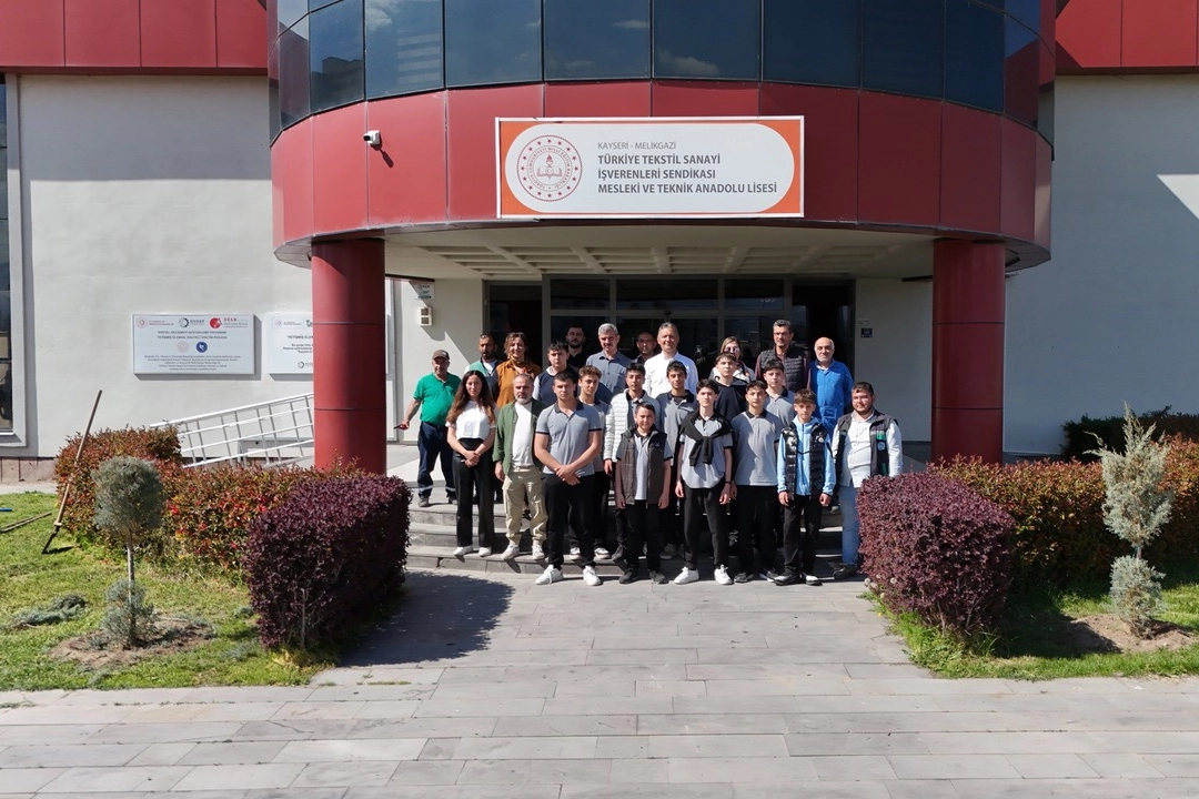 Kayseri’de Öğrencilerden Doğa İçin Lavanta Dikişi