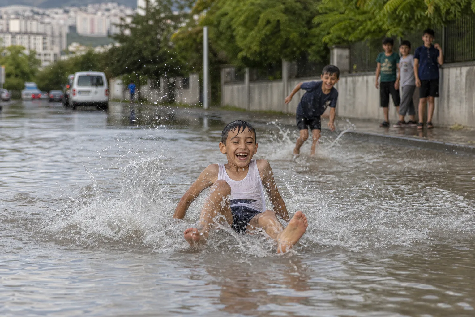 Kayseri’de Şiddetli Yağışlar Çocukları Serinletti