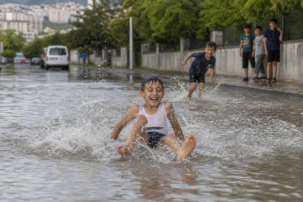 Kayseri’de Şiddetli Yağışlar Çocukları Serinletti
