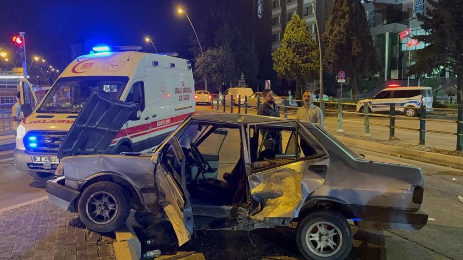 Kayseri’de Trafik Kazası: Otomobil Ortadan Büküldü!