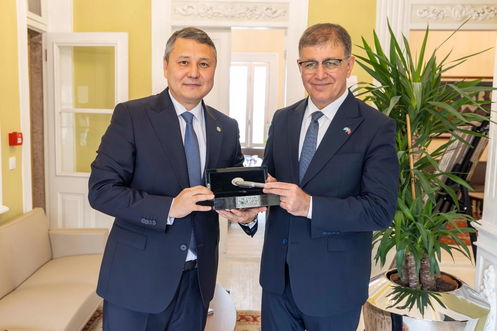 Kazakistan Heyeti İzmir’de Ay Yıldızlı Konak’ta