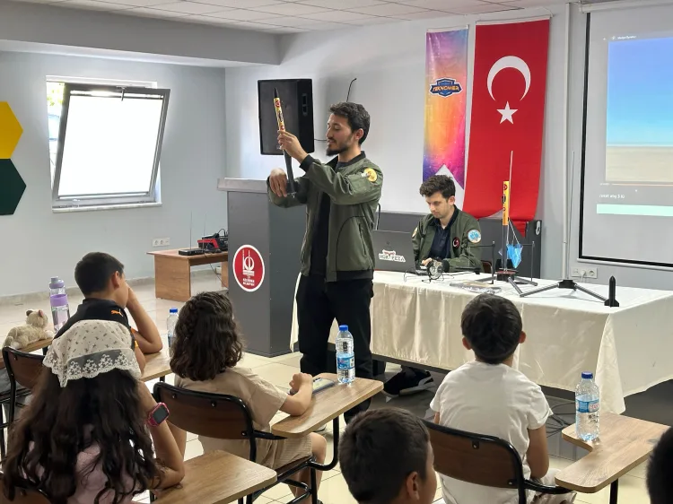 Keçiören’de Çocuklar Roket Yapımını Öğreniyor