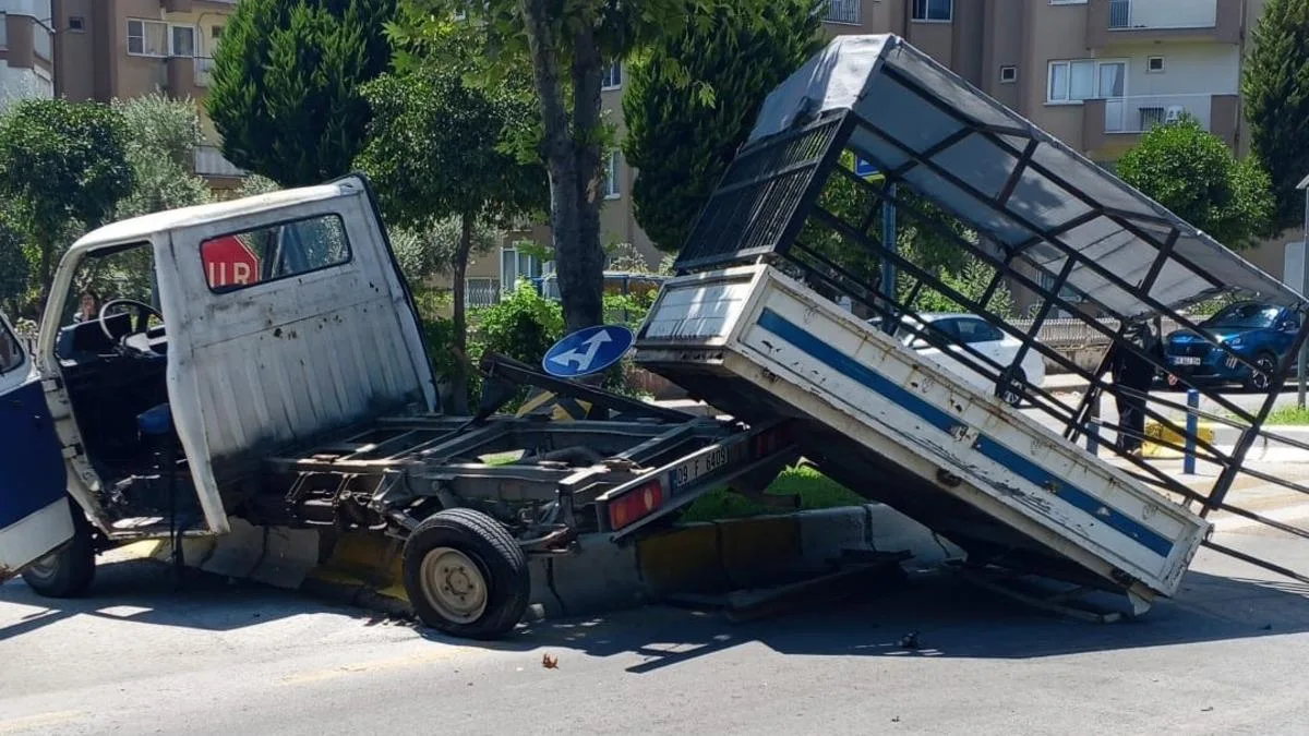 Kemer’de Trafik Kazası: Kamyonet Refüje Çıktı